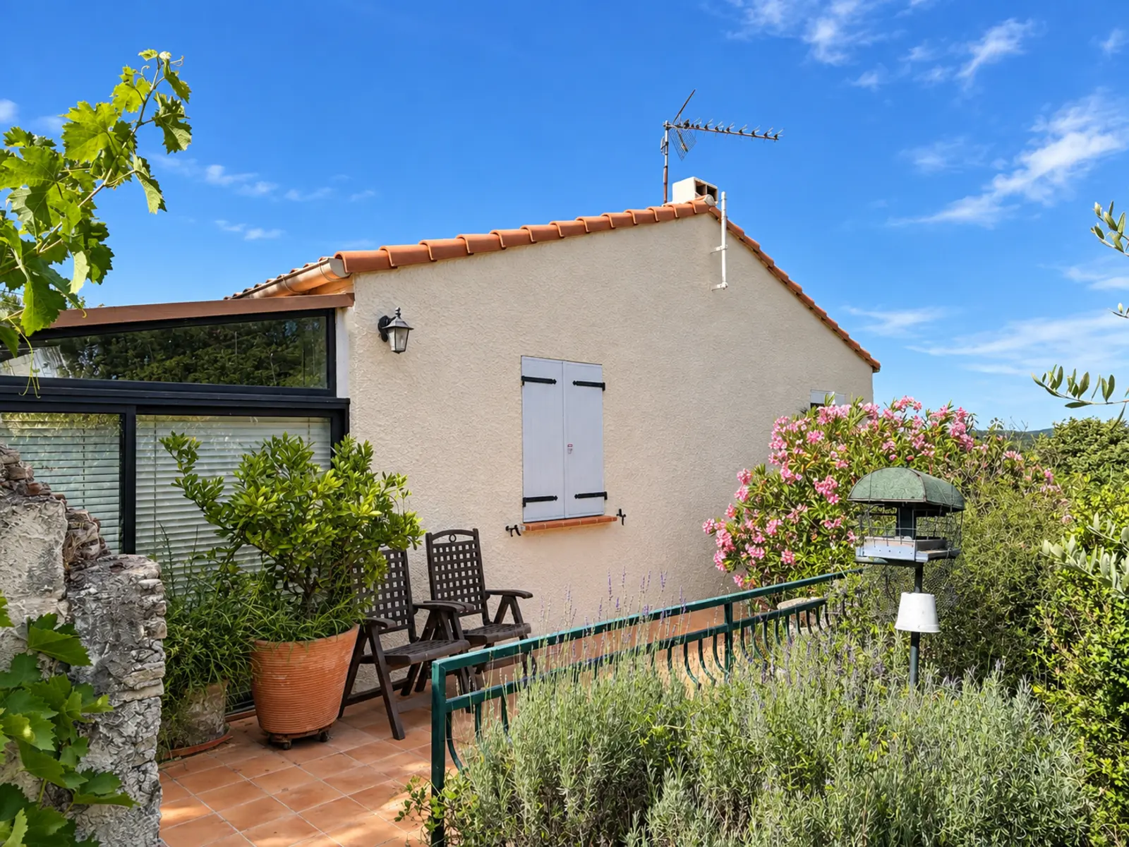 Façade rénovée avec un traitement hydrofuge coloré à Tourves