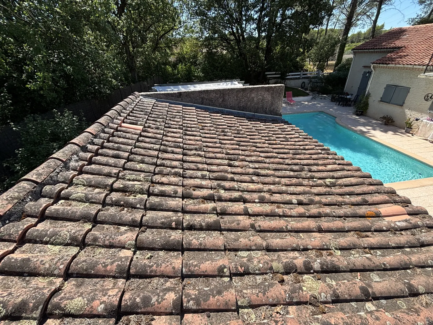 Toiture en tuiles vieillissante nécessitant un contrôle à Fréjus