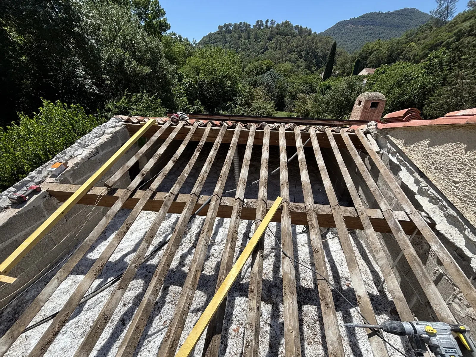 Charpente affaissée avant réfection à Belgentier