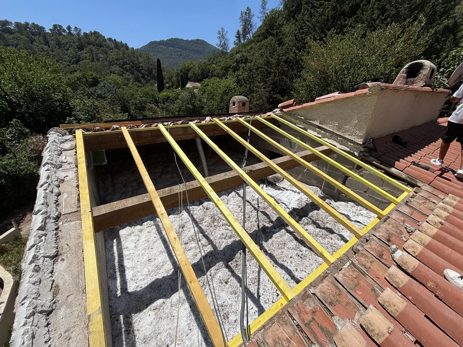 Charpente en bois contrôlée et reprise à Belgentier