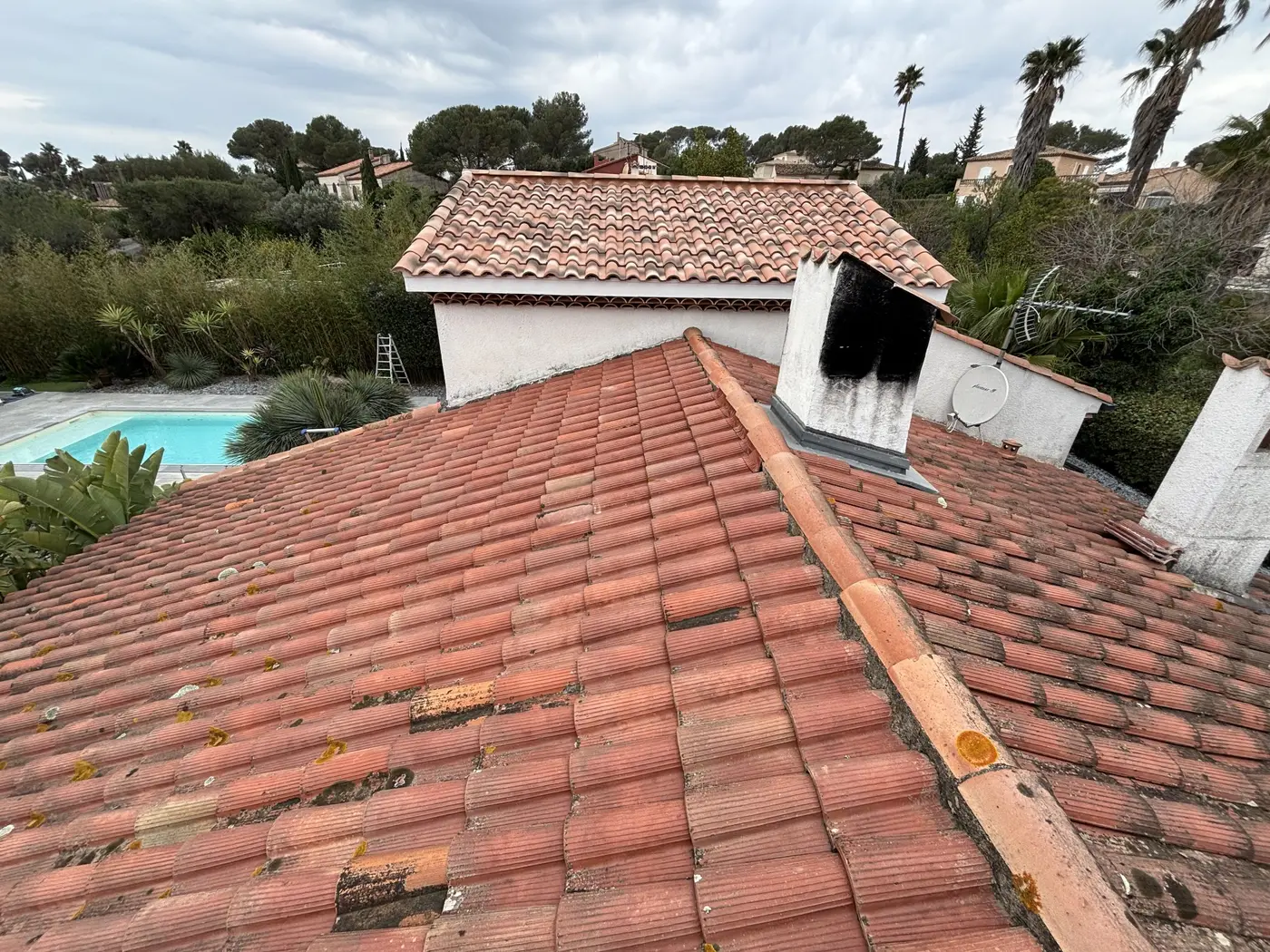 Toiture encrassée avant nettoyage et traitement hydrofuge à Saint-Raphaël
