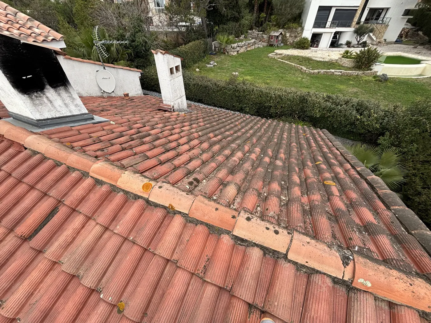 Faîtage maçonné avant rénovation à Saint-Raphaël